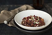 Roter Quinoa-Salat mit Kürbiskernen