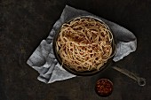 Spaghetti mit Chilisauce (Draufsicht)