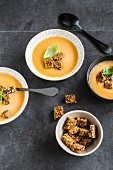 Pfirsich-Joghurt-Suppe mit Croûtons