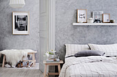 Schlafzimmer in Grautönen mit gewischter Wand