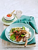 Rindfleisch mit Pilzen, Zuckerschoten und Reis (Asien)