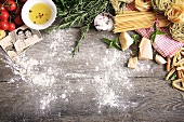 Stillleben mit typisch italienischen Lebensmitteln und Familienfotos auf Holztisch