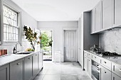 Large American-style kitchen in shades of gray with a garden door
