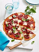 Käse-Blumenkohl-Pizza mit Chorizo und Basilikum