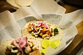 Tacos mit Hähnchen und Zwiebeln (Street Food aus Mexiko)