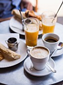 Typisch französisches Frühstück in einem Pariser Café