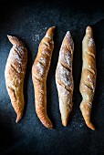 Vier frisch gebackene französische Baguettes