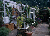 Leaning greenhouse