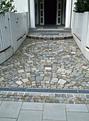 Paving with cobbles
