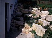 Slope planted with natural stones