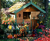 Kinderspielhaus im Herbstgarten