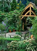 Sitzplatz im Garten mit Holzhaus
