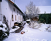 Haus mit verschneitem Garten