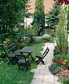 Garten Reicheneder mit dunkler Sitzgruppe