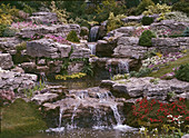 Bachlauf im Steingarten mit Wasserfällen
