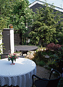 Gartenansicht Von der Terrasse zum Holzsitzplatz
