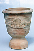 Winterproof pot made of light clay