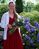 Frau mit Blumenstrauß