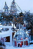 Balkon-Sitzplatz, Minigewächshaus mit Kerzen, beleuchtete Ziertannenbäume im Schnee