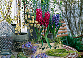 Tischarrangement mit Hyacinthus orientalis