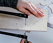 Holzengel selbstgemacht. 2. Step: Mit Laubsäge ausschneiden