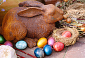 Hase aus Eisen, Osternest mit bunten Eiern