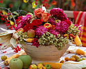 Schale mit Gesteck aus Hydrangea (Hortensien), Dendranthema (Herbstchrysanthemen)