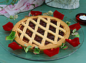 Linzertorte mit Rosenblüten und Hydrangea (Hortensienblüten)