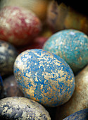 Easter eggs: gold leaf and blue paint according to an old recipe
