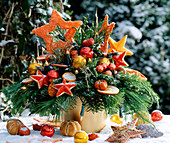 Weihnachtlicher Strauß mit Schnee, Picea (Seidenkiefer), Pinus (Fichten), Sternen