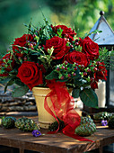 Rosenstrauß mit roten Rosen, Hypericum / Johanniskraut mit Beeren, Buchs
