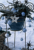 Iron frame milt pot, branches, balls, iron stars