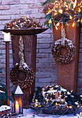 Eisenvasen weihnachtlich dekoriert mit Lichterketten