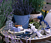 Lavendelstil: Eimer mit Lavandula / Lavendel, Lavendelsäckchen