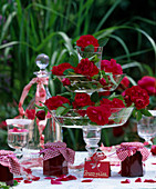 Etagere aus Glasschalen mit Rosenblüten, Rosengelee