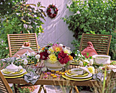 Table decoration; soup tureen with Dahlia hybr. (dahlias)