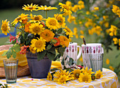 Sommergesteck; Fertiges Gesteck mit Rudbeckia / Sonnenhut, Calendula / Ringelblumen,
