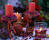 Rostamphore mit Steckmasse gefüllt, Kerze aufgesteckt, Kranz aus Calluna und Erica