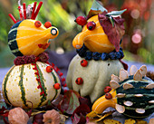 Kürbisfiguren: Cucurbita / Zierkürbis, Sorbus / Vogelbeeren