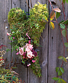 Moss wreath: Heart of hare wire wrapped in moss, pink (roses)