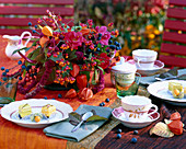 Table decoration: Pink (roses), Prunus (sloes), Physalis (lantern flowers), Euonymus (peony)