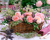 Korb mit Rosa / Rosen, Lavandula / Lavendel