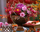 Chrysanthemum, Brassica (Zierkohl), Rosa (Hagebutten), Erica (Topferika), Herbst