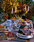Parthenocissus (Wilder Wein) als Tischdeko mit poetischen Herbsttexten. Geschirr