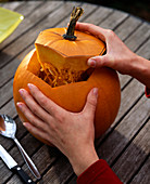 Halloween-Kürbis: 3/7. Cucurbita / Kürbis - Deckel herausnehmen