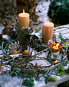 Adventsgesteck mit Zweigen und Kerzen
