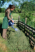 Construction of a compost: pour compost in warm weather