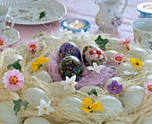 Bemalte Eier mit Blütenmotiven