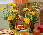 Ranunculus (Ranunculus), Vaccinium branches (Blueberry)