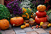 Halloween: Kürbismännchen auf der Terrasse